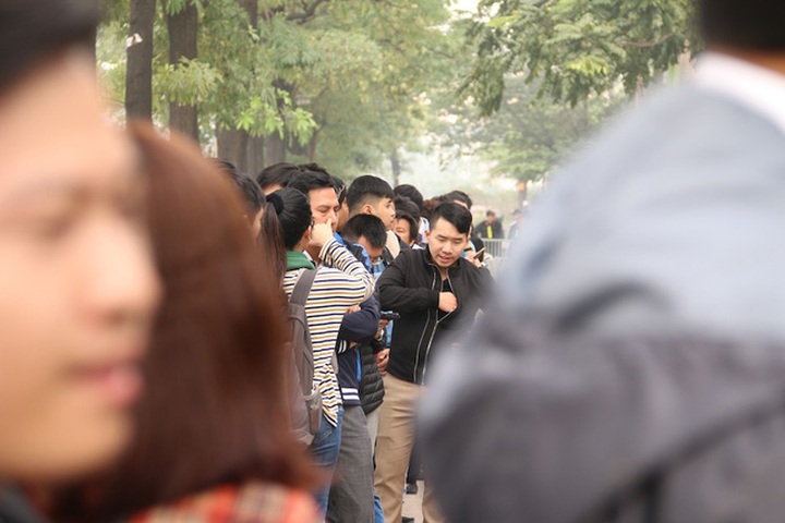 Vietnamese football fans queue up to get semi-final AFF tickets - 4 Vietnamese football fans queue up to get semi-final AFF tickets - 4