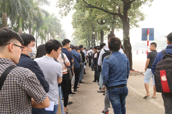 Vietnamese football fans queue up to get semi-final AFF tickets - 3 Vietnamese football fans queue up to get semi-final AFF tickets - 3