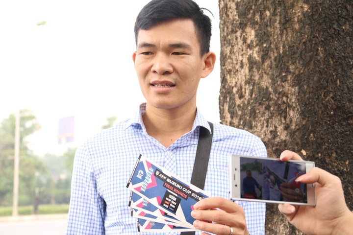 Vietnamese football fans queue up to get semi-final AFF tickets - 2 Vietnamese football fans queue up to get semi-final AFF tickets - 2