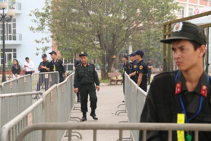 Vietnamese football fans queue up to get semi-final AFF tickets - 5 Vietnamese football fans queue up to get semi-final AFF tickets - 5