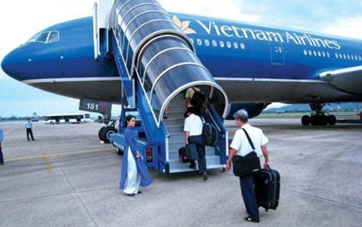 Vietnamese air crew members arrested in RoK for smuggling gold - 1