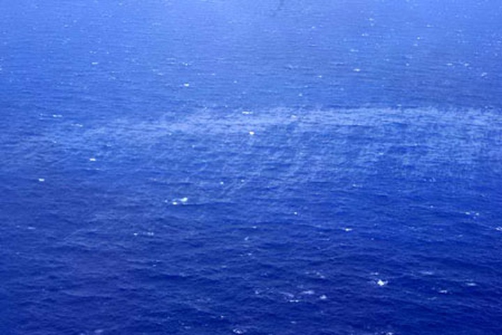 Oil spotted in remote ocean ends hope for missing ship - 1