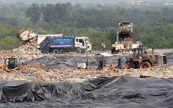 HCM City residents complain about stink from waste treatment complex - 1