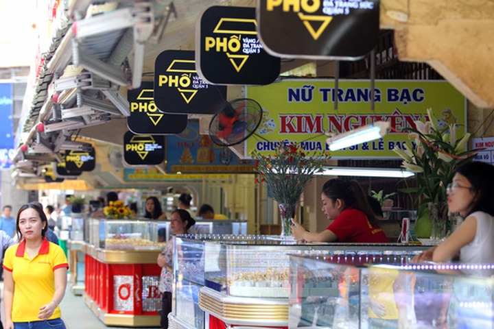 HCM City opens jewellery streets - 1