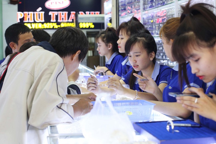 HCM City opens jewellery streets - 6