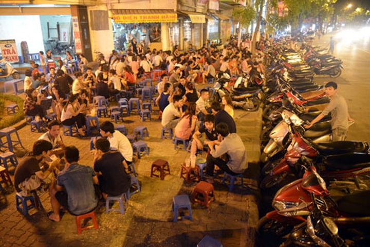 Sidewalk traders thrive at night despite ban - 1