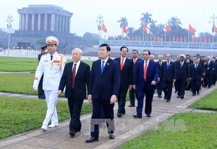 Top leaders tribute to late President Ho Chi Minh - 1