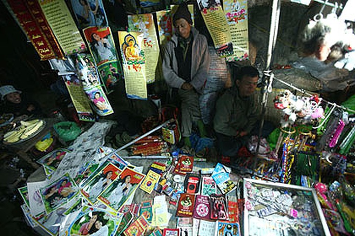 Strange markets only open on Tet - 2