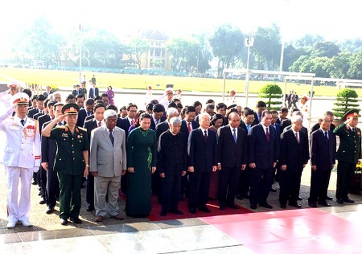 Party, State leaders pay tribute to heroic martyrs - 1 Party, State leaders pay tribute to heroic martyrs - 1