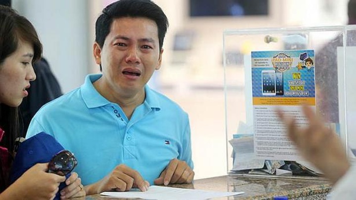Vietnamese tourist kneels and begs for refund of iPhone 6 at Singaporean shop - 1