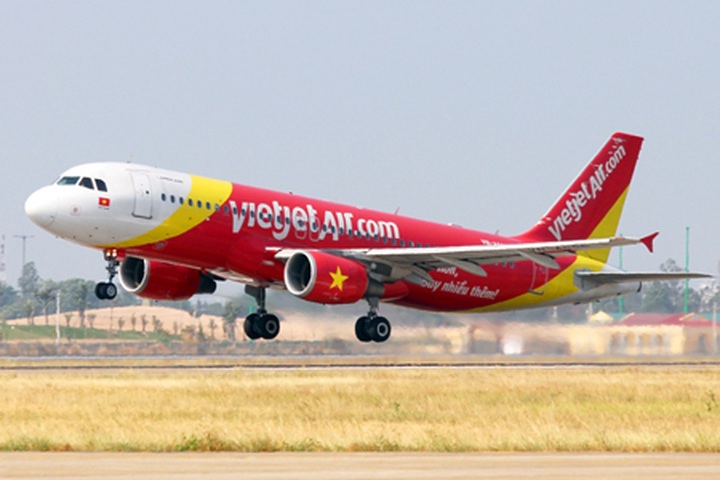 VietJet flight makes unplanned stop to help sick passenger - 1