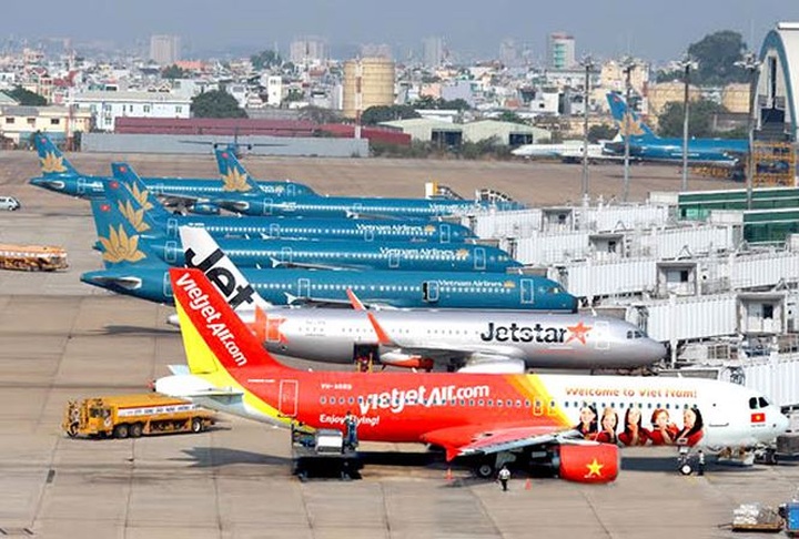 Incoming tropical storm creates flight chaos - 1