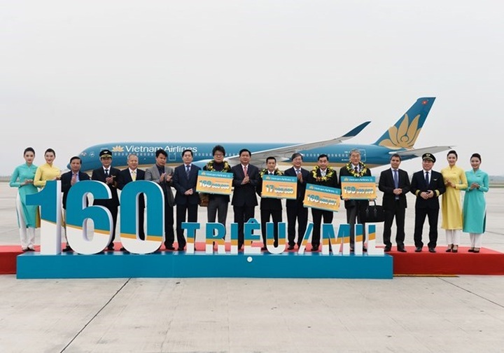 Vietnam Airlines welcomes 160 millionth passenger - 1