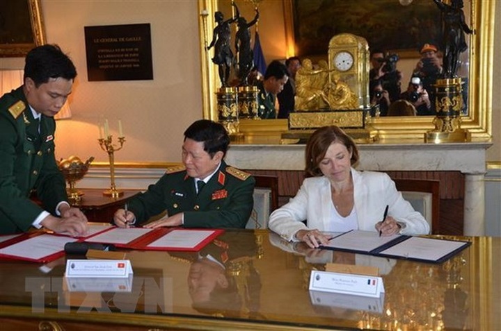 Vietnam, France sign joint vision statement on defence cooperation - 1