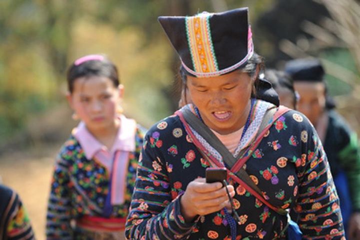 Viettel provides ethnic minority language mobile phone services - 1