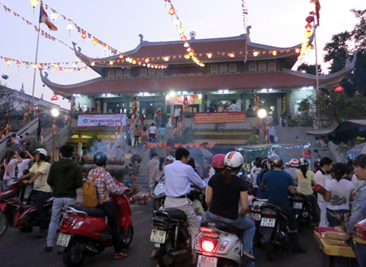 Visitors flock to pagodas for first full moon festival - 7