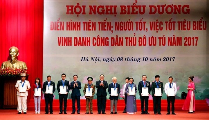 Hanoi honours 10 exemplary citizens in 2017 - 1