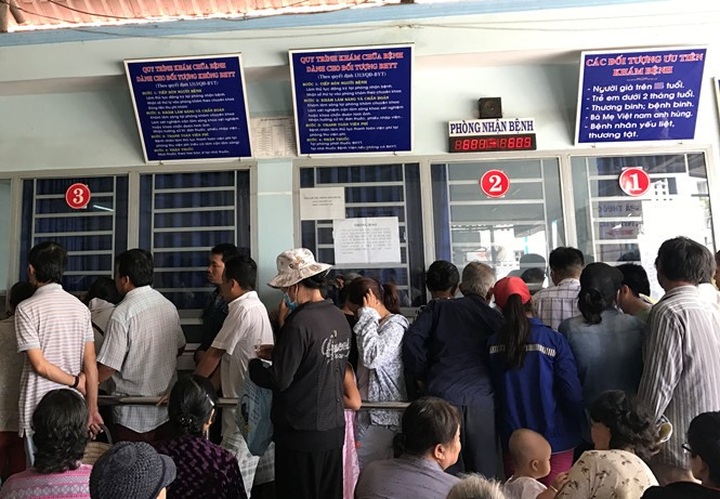 Overcrowding strains HCMC hospitals, doctors - 1