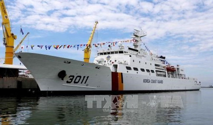 RoK Coast Guard vessel visits Da Nang - 1