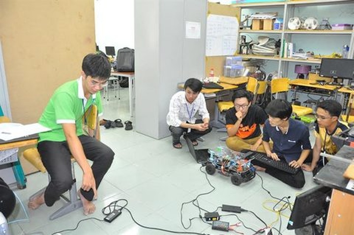 Vietnamese students compete in self-driving car contest - 1