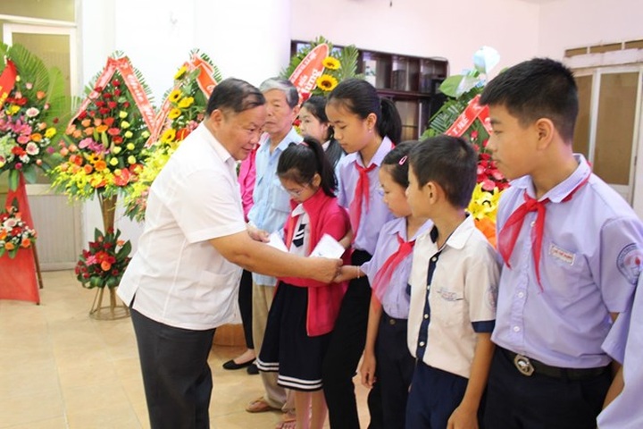 Wheelchairs given to the disabled, orphans in Thua Thien-Hue - 1