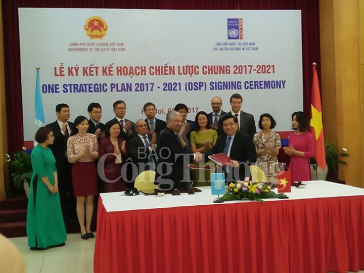 Vietnam, United Nations sign one strategic plan for 2017-2021 - 1