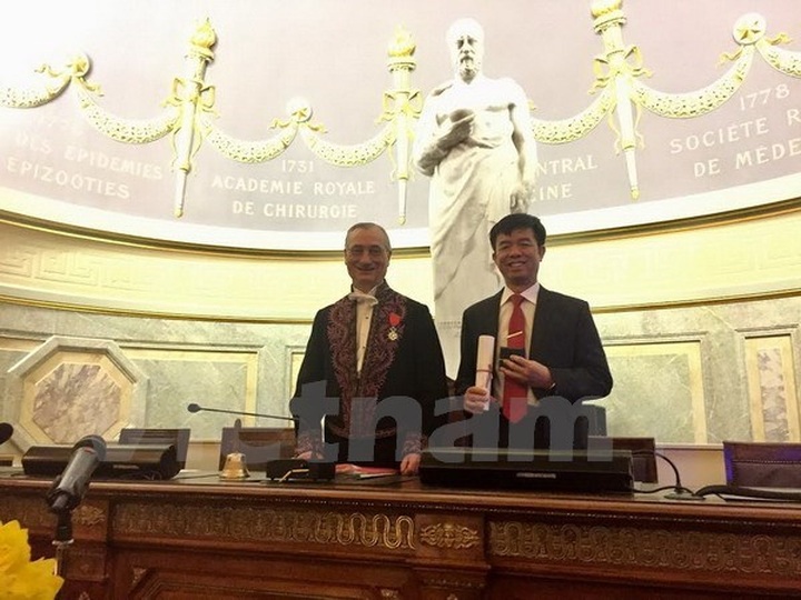 Vietnam professor becomes academician at French medicine academy - 1