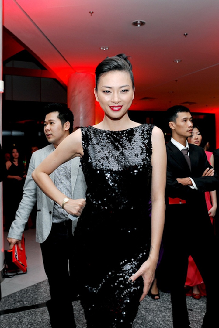 Ngo Thanh Van crowned at fashion industry award show - 9 Ngo Thanh Van crowned at fashion industry award show - 9