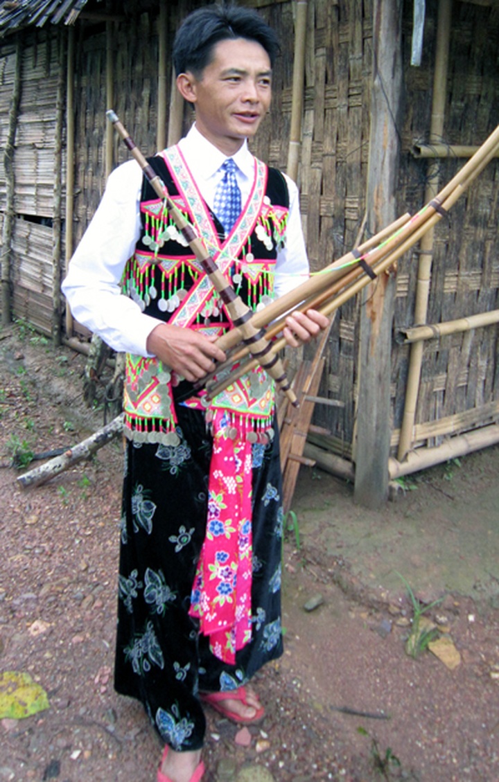 One man's passion to preserve the Mong 'panflute' - 2