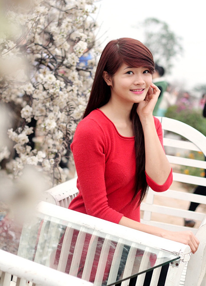 Young Hanoians descend on flower villages for photo shoots - 2