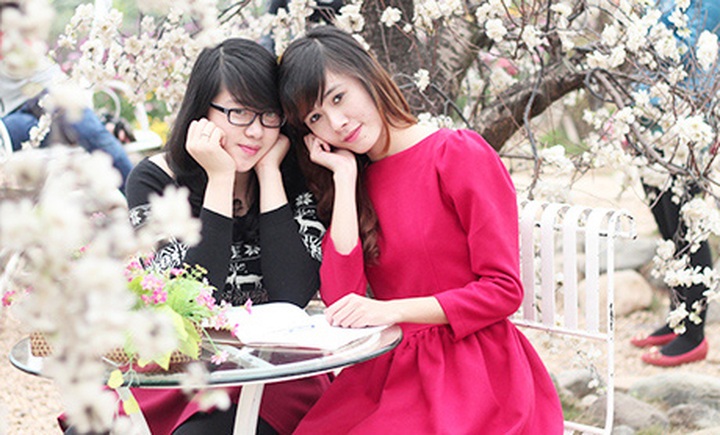 Young Hanoians descend on flower villages for photo shoots - 1