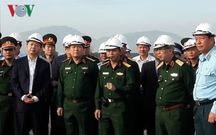 Defence Minister inspects dioxin decontamination at Danang airport - 1