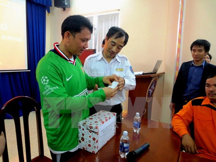 Survivor of sunken ship handed over to Philippine Embassy in Vietnam - 1