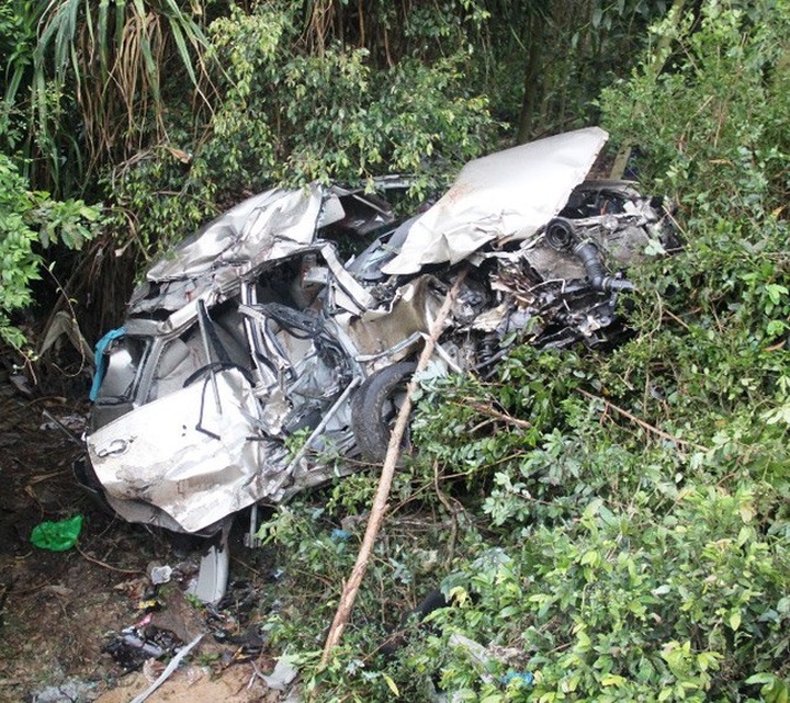 Train crash kills four, injures two in Bình Định - 1