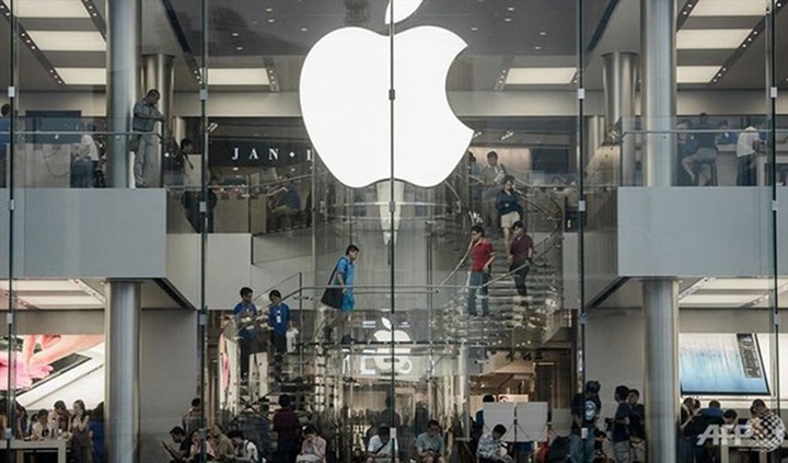 Apple faces iPhone slowdown legal action - 1