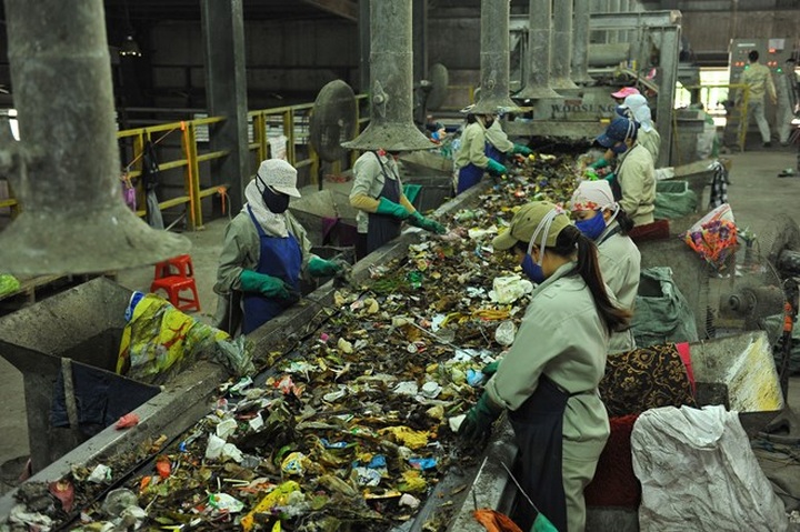 Vietnam takes measures to treat increase in domestic waste - 1