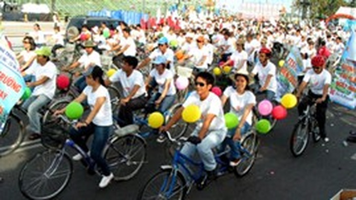 Two-wheeled floral parade encourages environment protection - 1