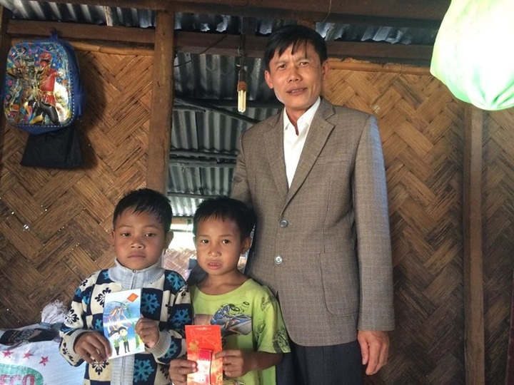 Quang Tri teachers encourage pupils with lucky money to go to school - 1