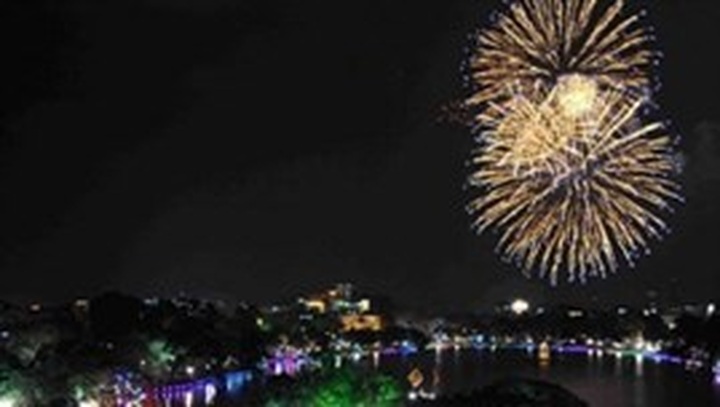 Hanoi sets off fireworks to celebrate Liberation Day - 1