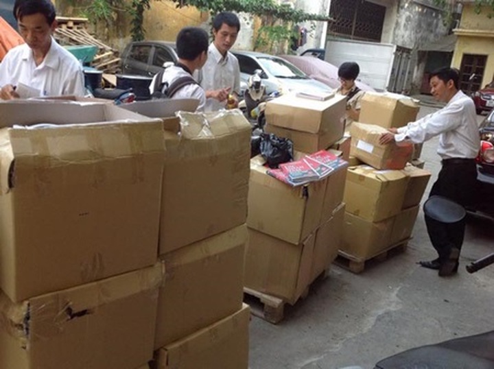 Police seize 7,000 pirated books in Hanoi - 1 Police seize 7,000 pirated books in Hanoi - 1