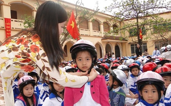 Hanoi makes two-wheeler helmets compulsory for students - 1