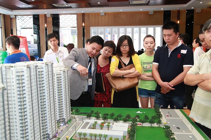 Experts explain high property prices in Vietnam - 1