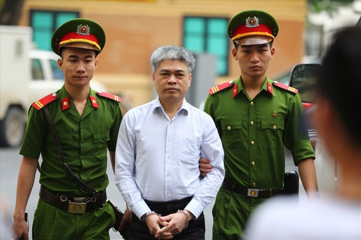 Former Ocean Bank CEO borrows money to escape death penalty - 1
