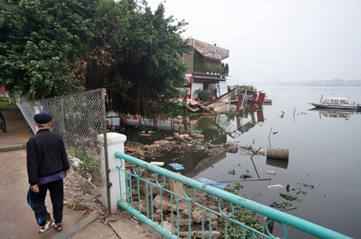 West Lake covered with rubbish after floating restaurants dismantled - 6