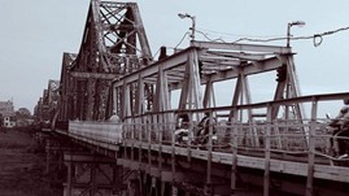 Exhibition on Long Bien Bridge - 1
