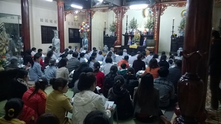 Visitors flock to pagodas for first full moon festival - 16