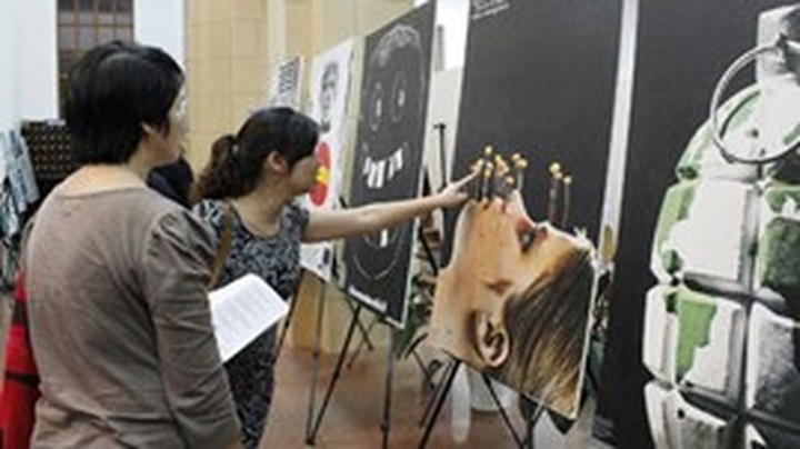 Finnish poster art exhibition opens in Hue - 1