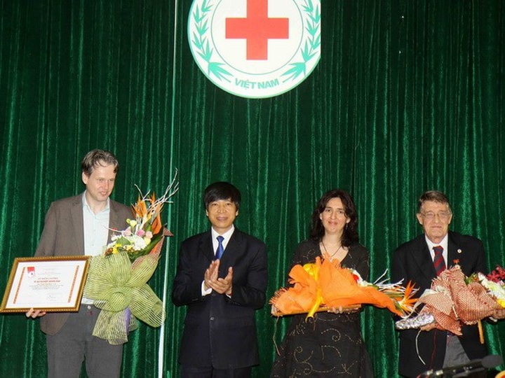 Vietnam honours foreign humanitarian activists - 1