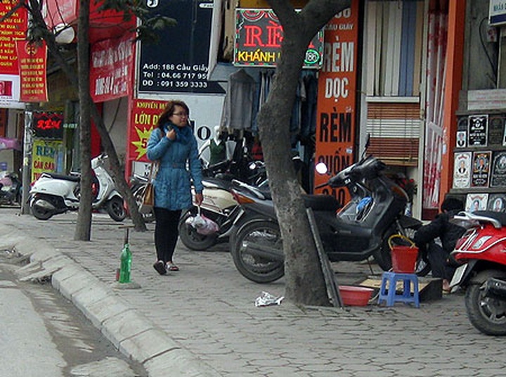 Illegal petrol stands in Hanoi flout ban - 2 Illegal petrol stands in Hanoi flout ban - 2