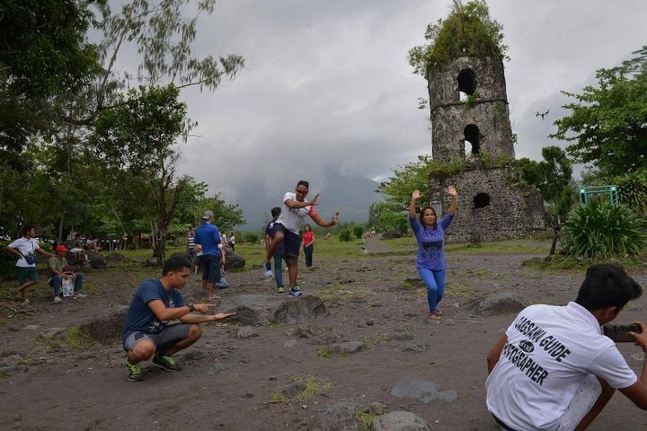 Erupting volcano sparks Philippine tourism boom - 1